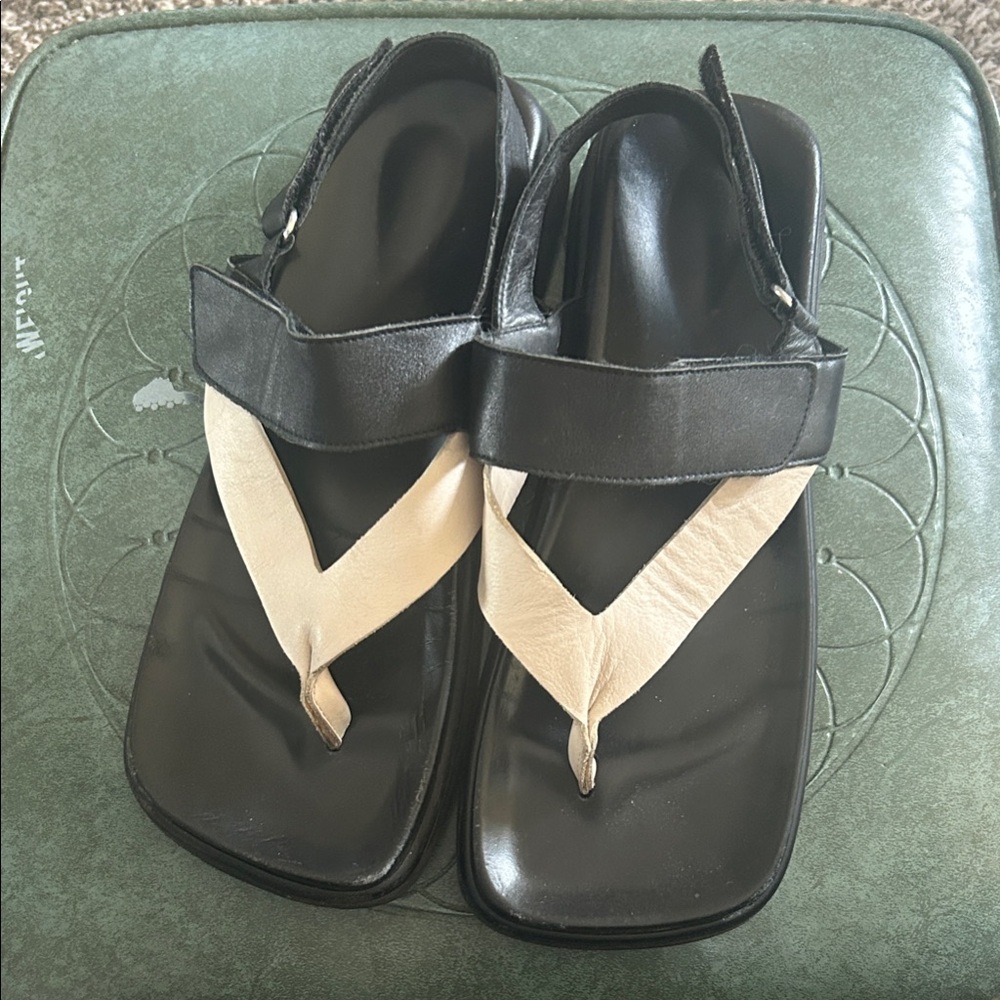 ALOHAS Black and Cream Sandals